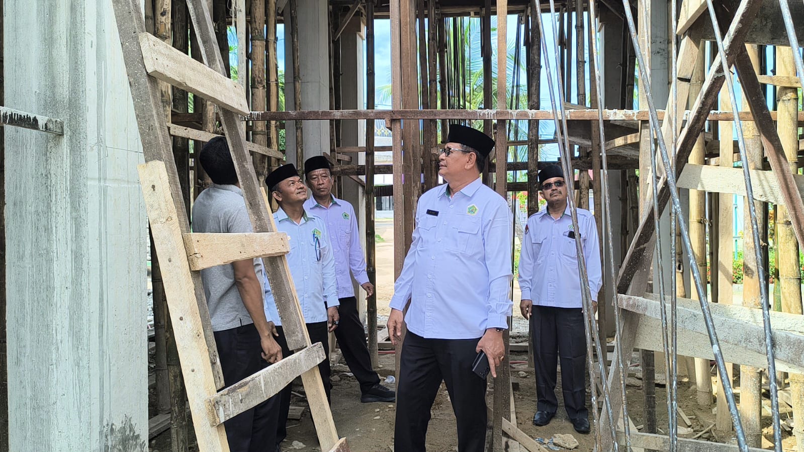 Kabag TU Kanwil Kemenag Aceh Monitoring Pembangunan Madrasah di Aceh Timur.