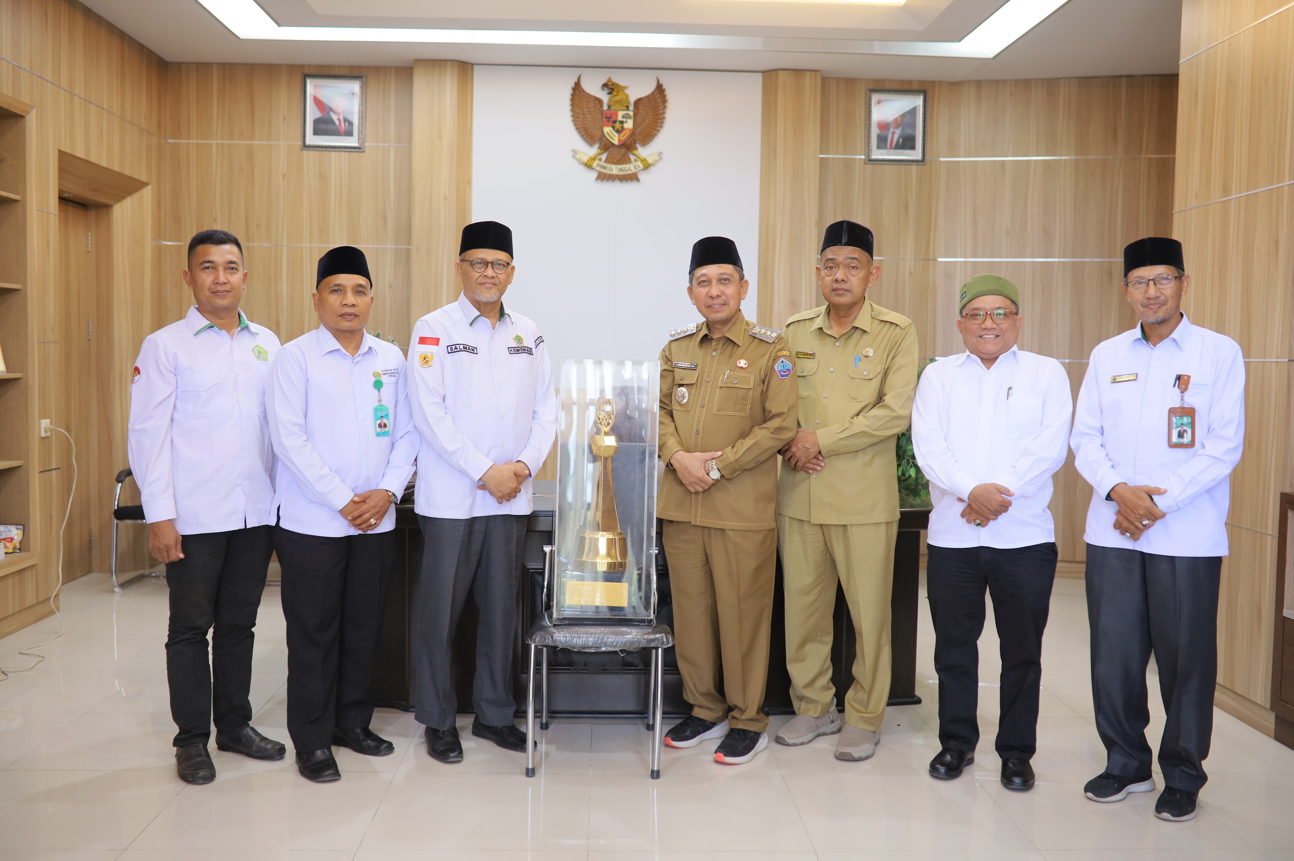 Kakankemenag Banda Aceh Serahkan Piala Bergilir MTQ ke Bupati Pidie Jaya
