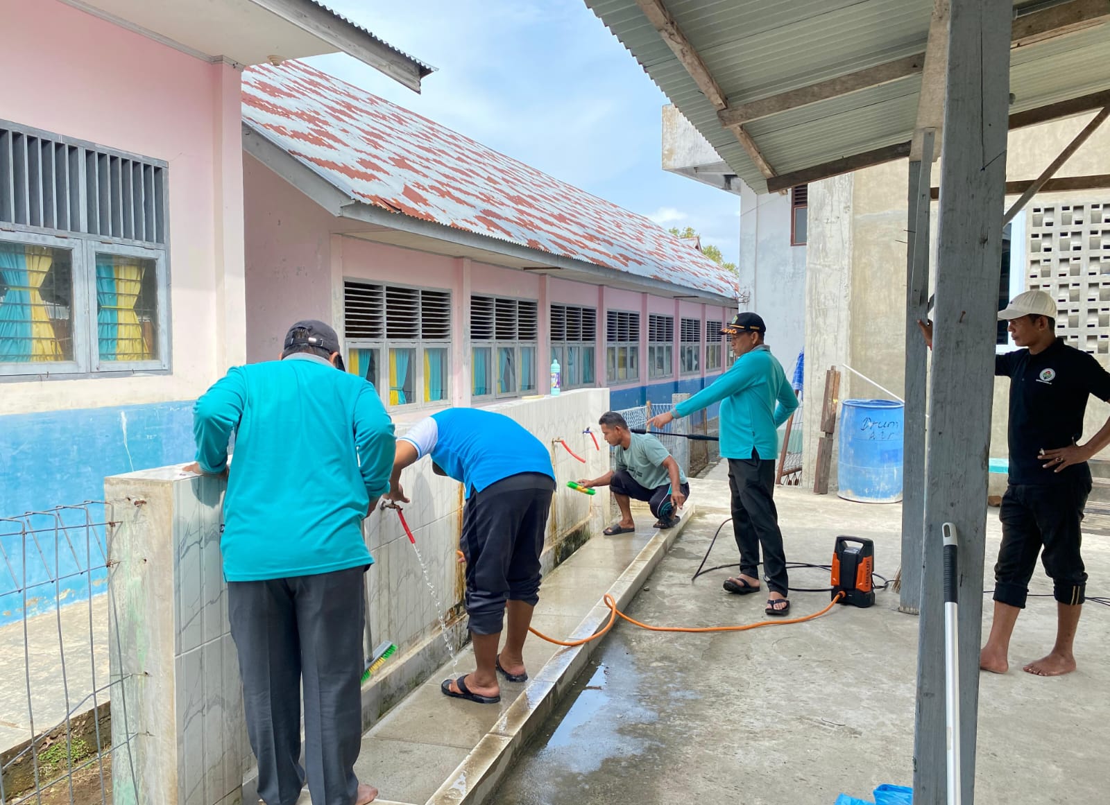 ASN Kemenag Bireuen Bergerak Bersama, Bersihkan 18 Masjid di 17 Kecamatan