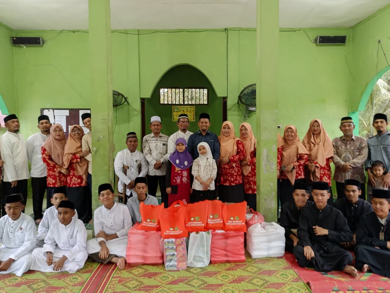 Menjemput Berkah Ramadan, DWP Kemenag Subulussalam Berbagi Takjil dan Santunan Yatim