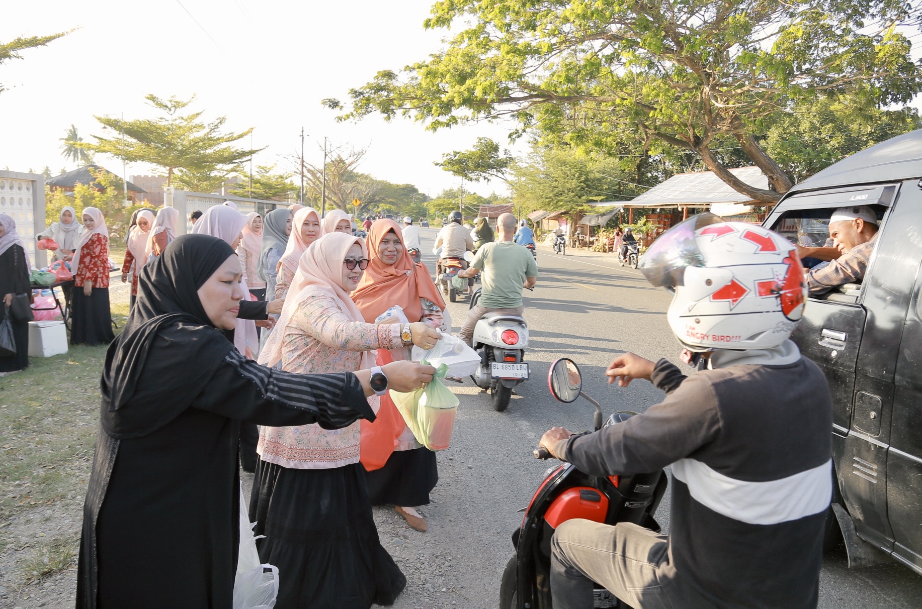 Berkah Ramadan, DWP Kemenag Aceh Besar Berbagi Takjil dan Santuni Anak Yatim