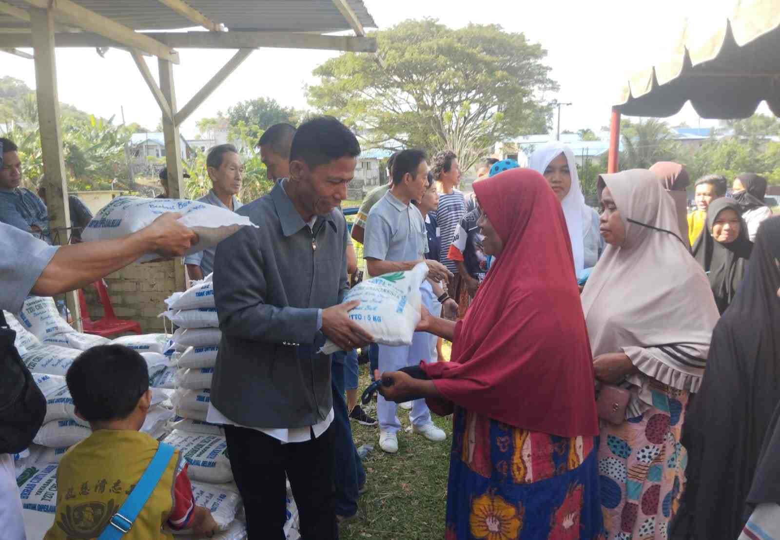 Pembimas Buddha Kanwi Kemenag Aceh Bersama Yayasan Buddha Tzu Chi Banda Aceh Salurkan Paket Idul Fitri