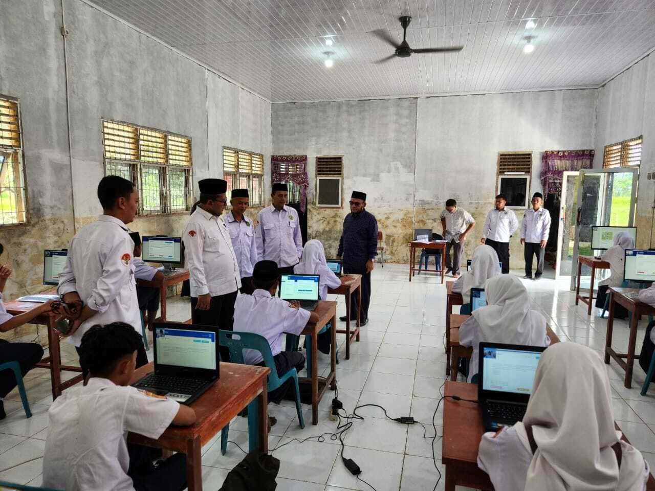 Semangati Peserta Pesan Teraman, Kakanwil Azhari juga Tinjau TKA MTsN 1 Aceh Tamiang
