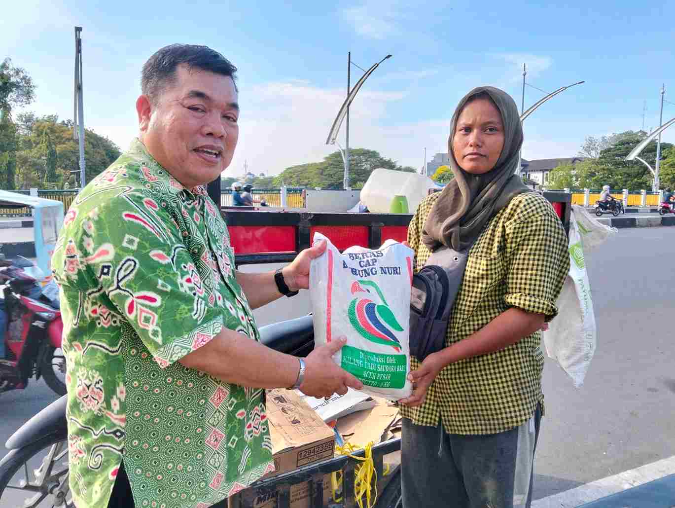 Aksi Pantang dan Puasa, Pembimas Katolik Kanwil Kemenag Aceh Berbagi kepada Pemulung