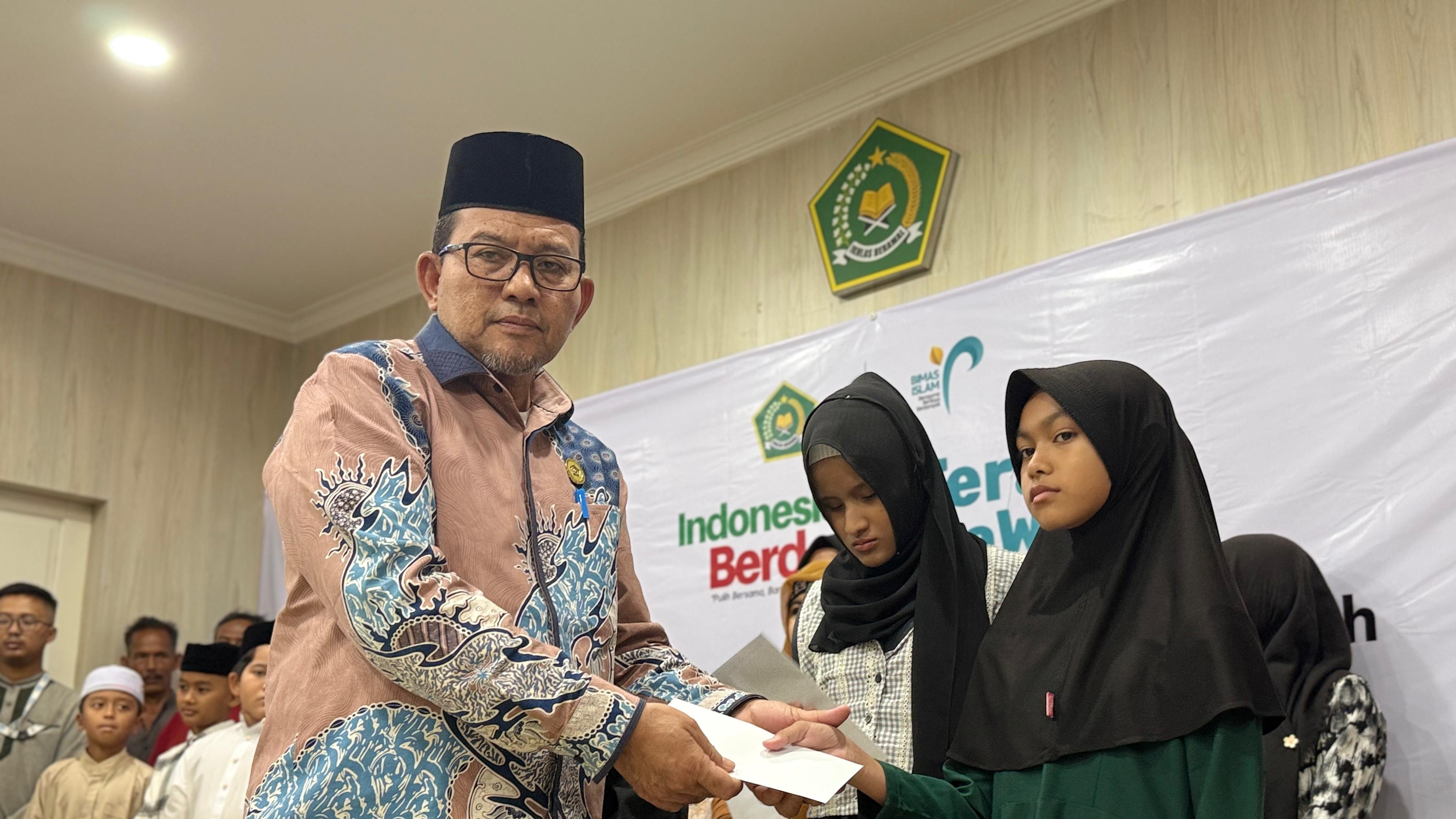 Kanwil Kemenag Aceh Serahkan 700 Paket Ramadan bagi Anak Yatim dan Fakir Miskin