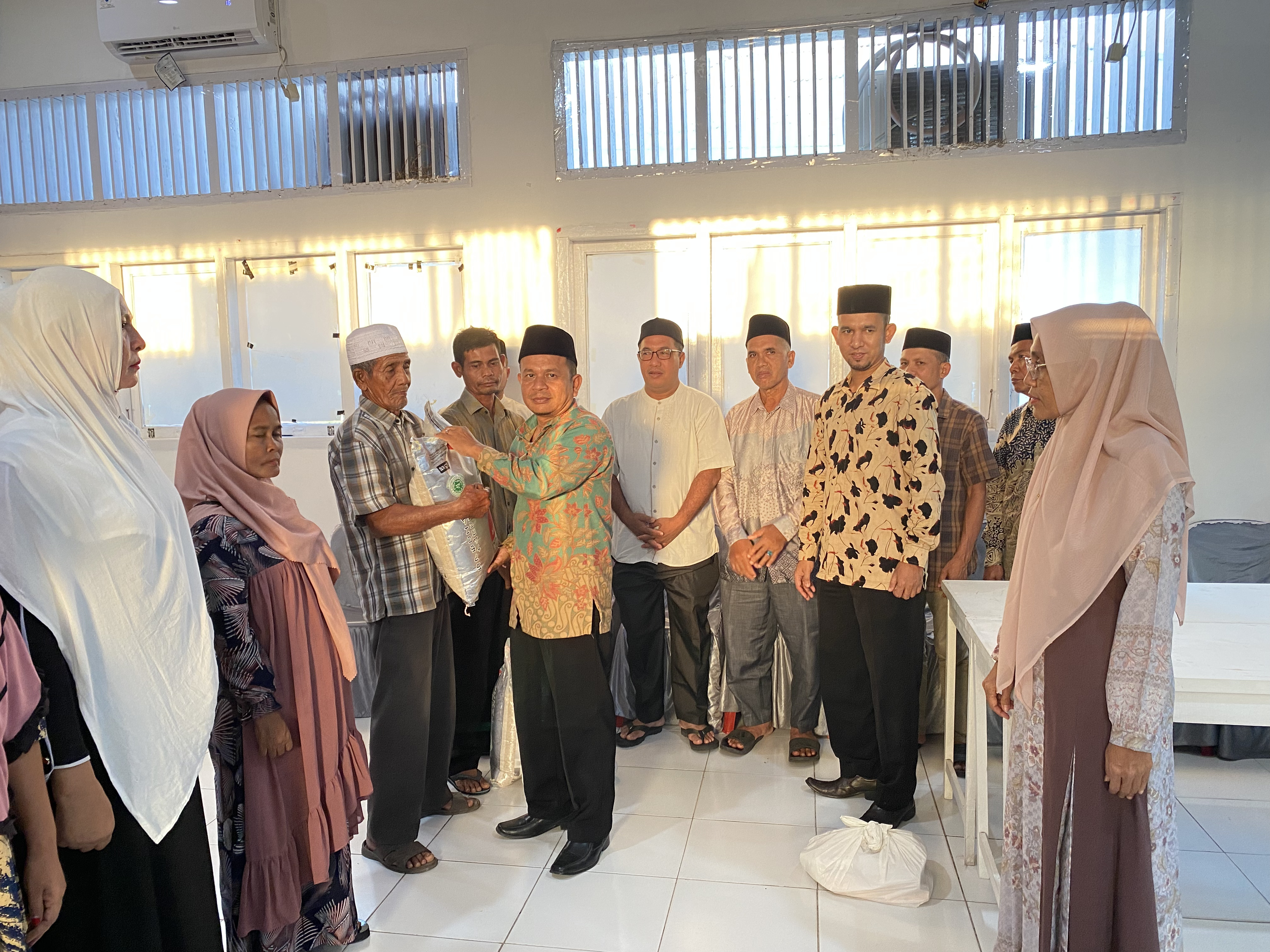 Kemenag Aceh Jaya Gelar Selasar Hangat Lintas Agama x Joyful Ramadan, Serahkan Zakat kepada Mustahik