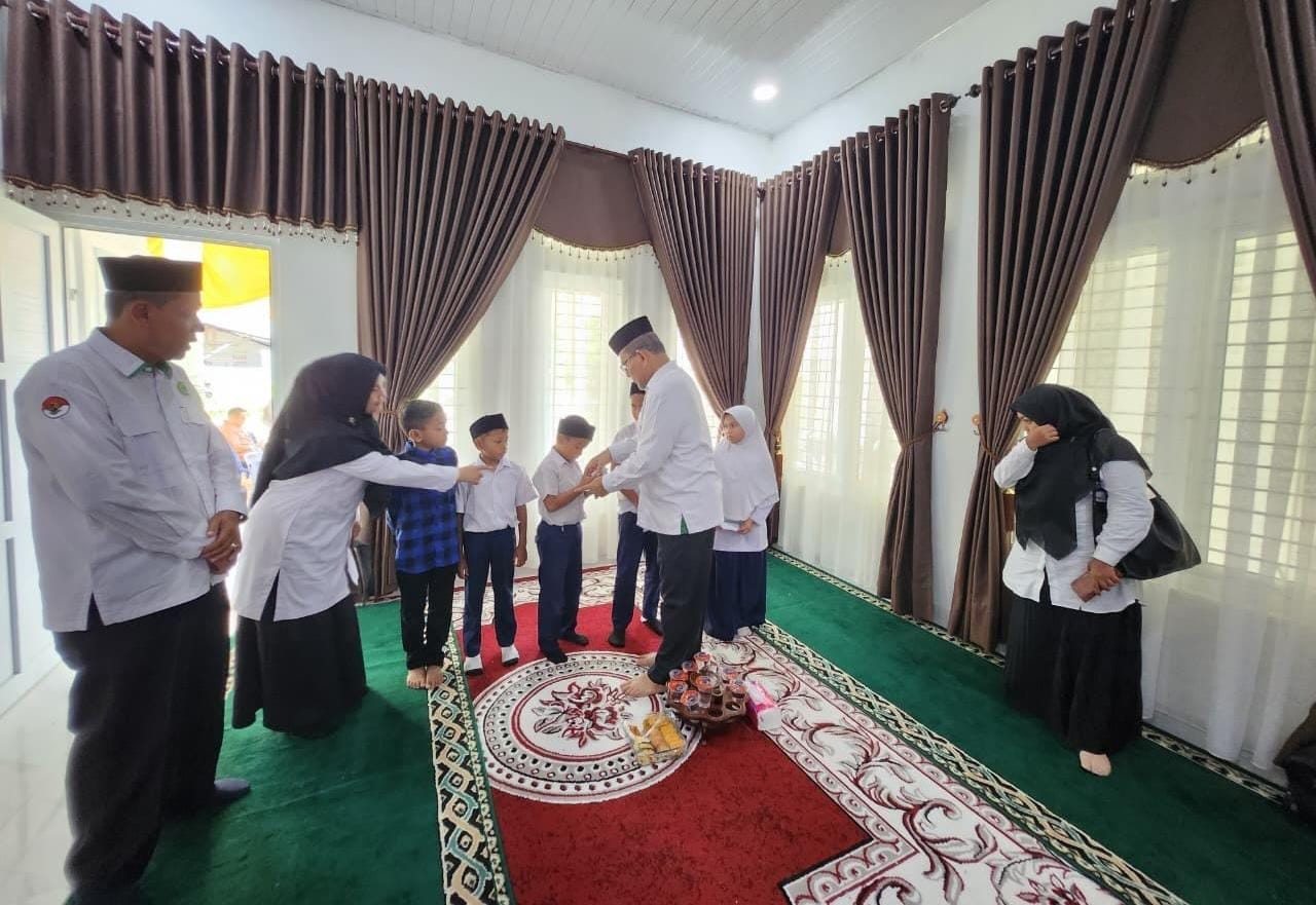 Kakanwil Kemenag Aceh Santuni Yatim Saat Halal Bihalal