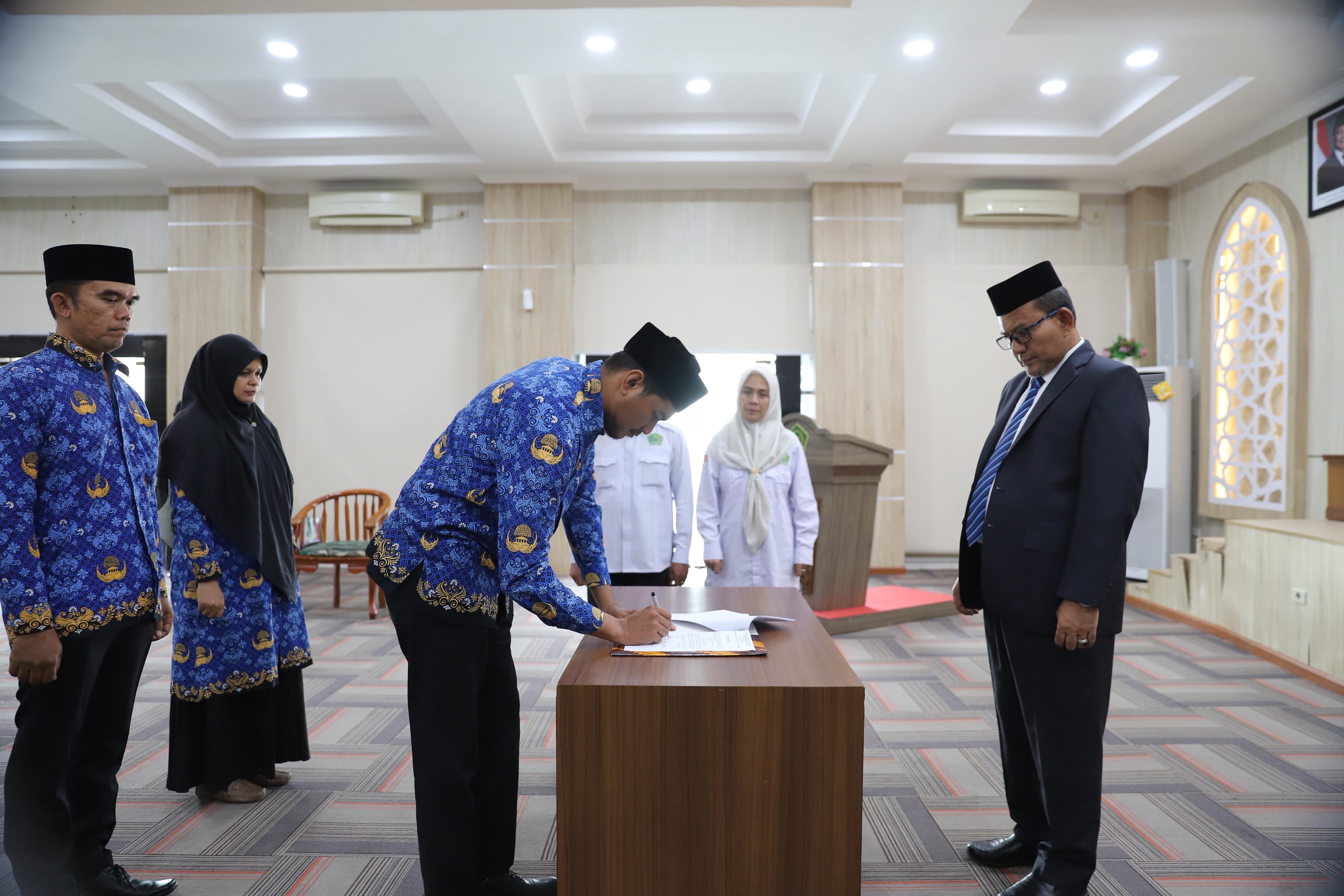 Tiga ASN Kanwil Kemenag Aceh Resmi Dilantik sebagai Penyuluh Hukum, Kakanwil Tekankan Amanah dan Dinamika Jabatan