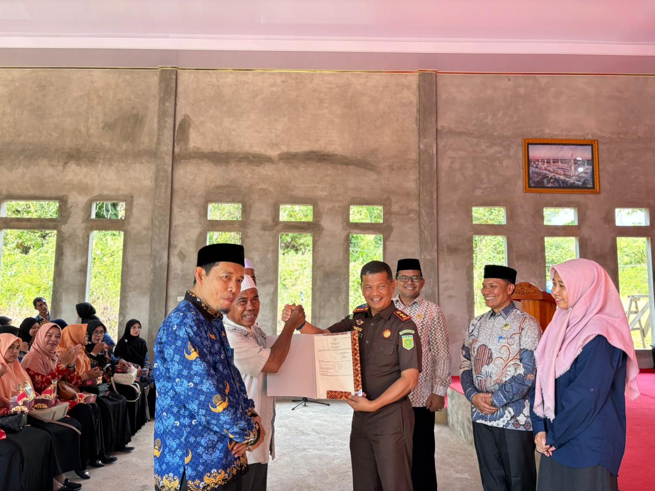 Kemenag, Kejari, dan BPN di Abdya Serahkan 3 Sertifikat Tanah Wakaf pada Nazhir
