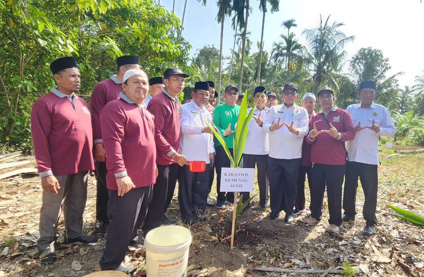 Wujudkan Asta Protas, Kemenag Bireuen Lanjutkan Penanaman Pohon Kelapa di Lahan Wakaf