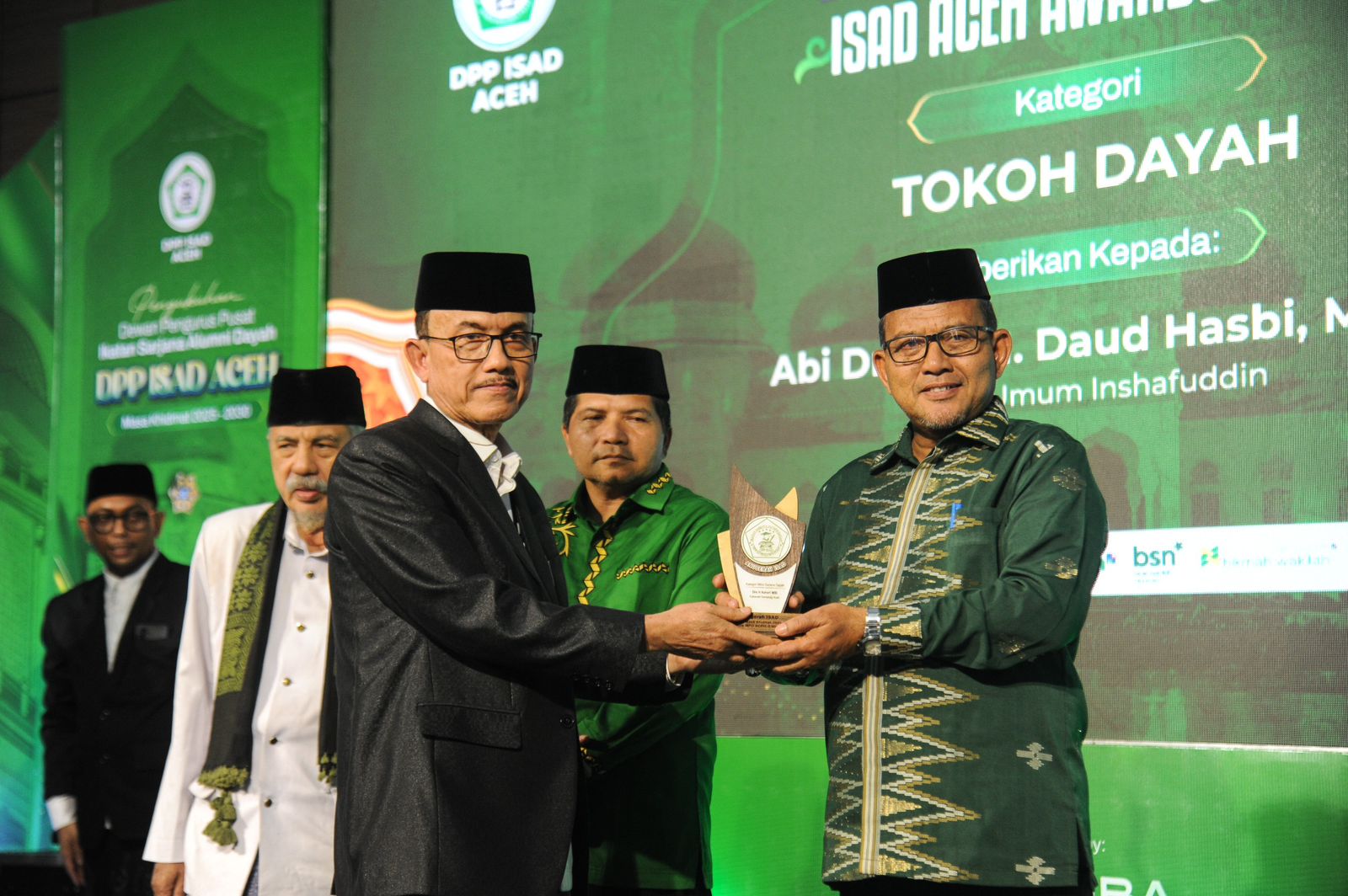 Penggerak Ekoteologi, Wakaf, dan Pesantren, Kakanwil Azhari Terima Anugerah ISAD