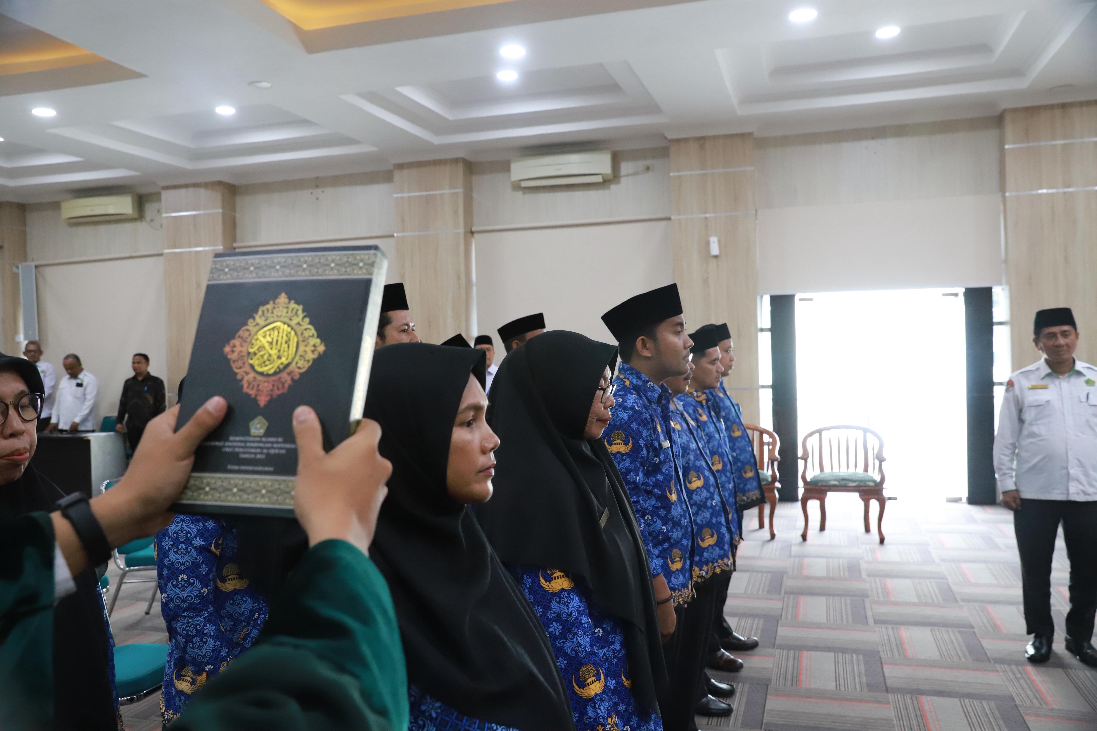 Kakanwil Kemenag Aceh Lantik 12 ASN, Tegaskan Amanah Jabatan dan Disiplin Kerja WFH