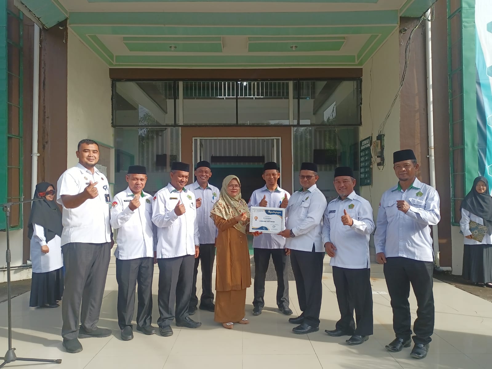 KUA Rundeng Raih Penghargaan Cakupan ELSIMIL Terbaik Tahun 2025 dari BKKBN Aceh.