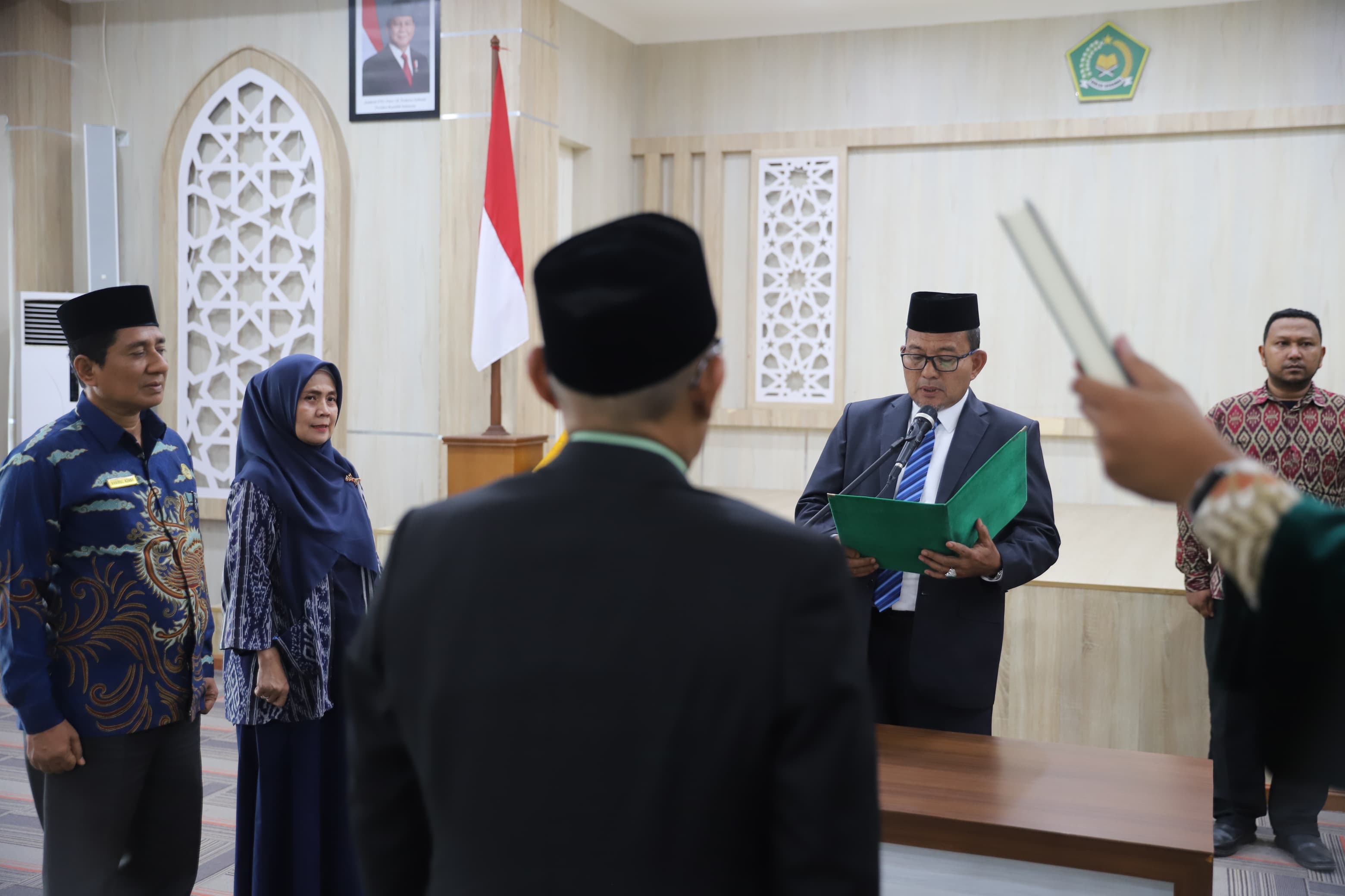 Drs H Azhari MSi Lantik Khairul Azhar Sebagai Kakankemenag Aceh Barat