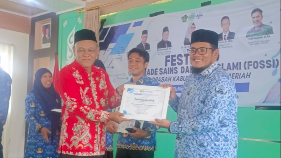 Kemenag Bener Meriah Serahkan Piagam Pemenang FOSSI Usai Pengukuhan Forum Guru Pembaharu Madrasah