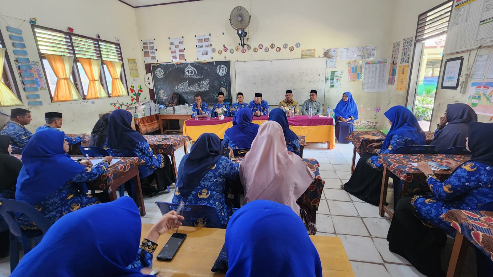 Kakankemenag Bireuen Tekankan Keharmonisan dan Hirarki Kerja Saat Pembinaan ASN di MIN 26 Bireuen