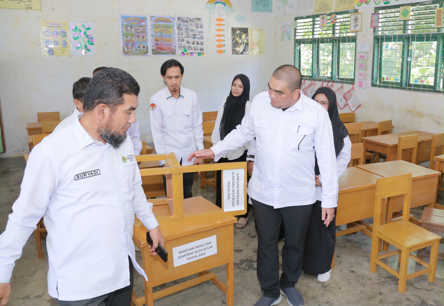 Kemenag Aceh Besar Salurkan 150 Set Meja dan Kursi dari Infaq ASN, Siswa Bisa Belajar Nyaman