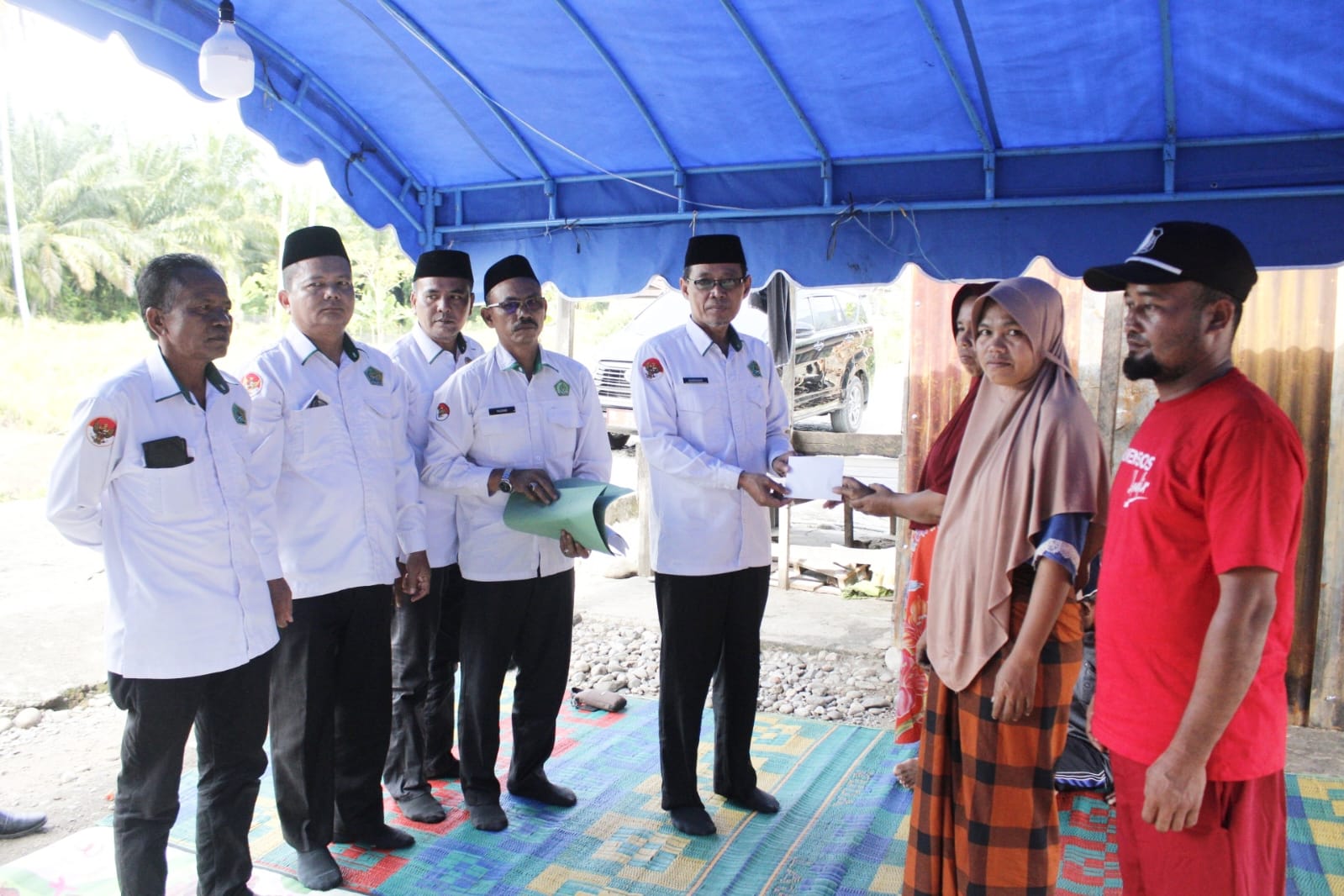 Hadir di Tengah Musibah, Kemenag Aceh Tenggara Serahkan Bantuan kepada Siswa MTsN 2 Aceh Tenggara Dan MTsN Jongar yang Terdampak Kebakaran