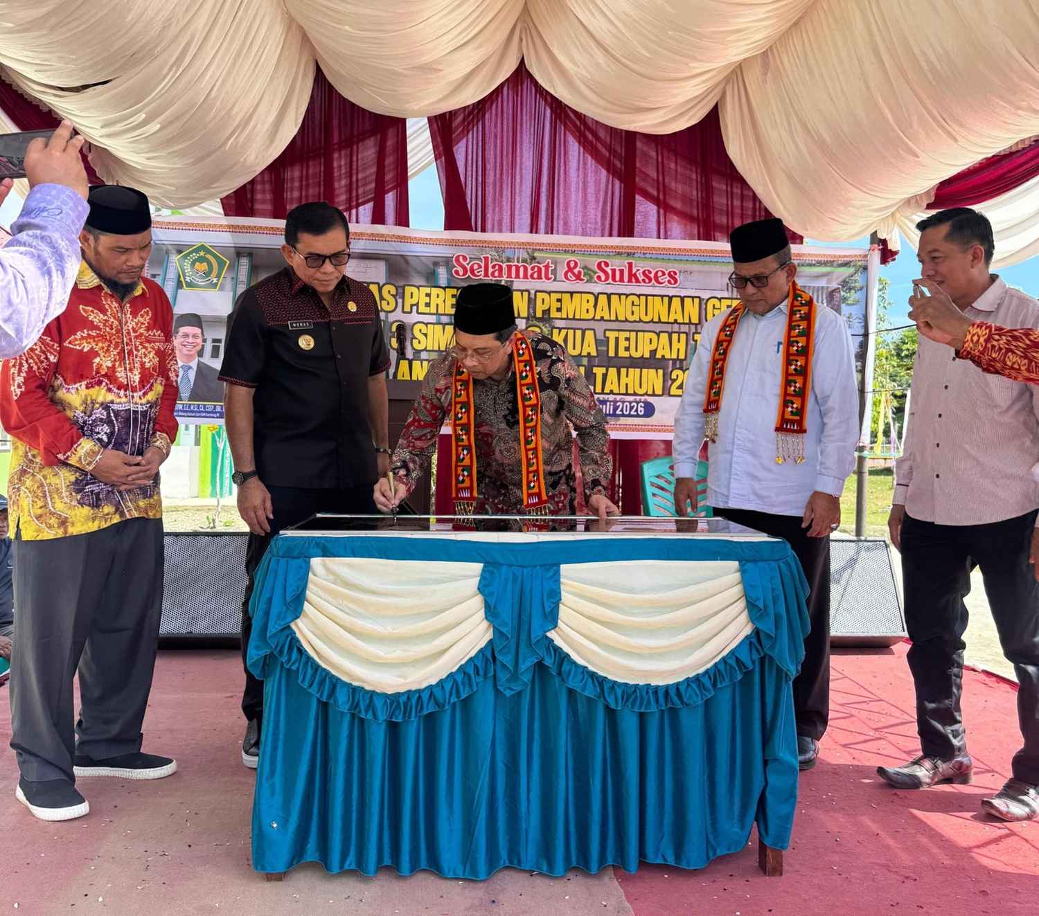 Staf Ahli Menteri Agama RI Resmikan Gedung MIN 3 Simeulue dan KUA Teupah Tengah