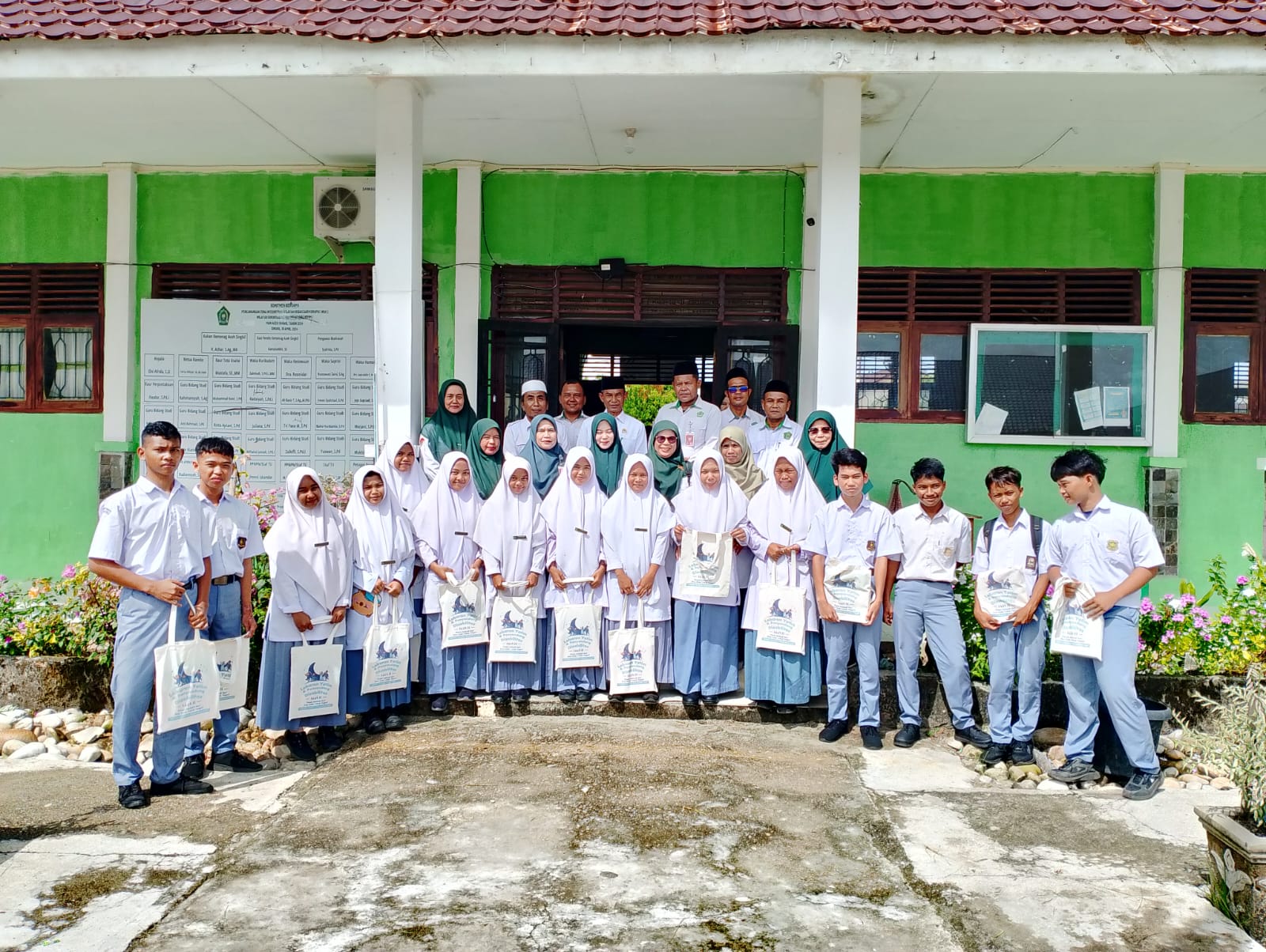 Hari Pertama Masuk Madrasah, Kemenag Aceh Singkil Bagikan Paket Lebaran Yatim untuk Siswa