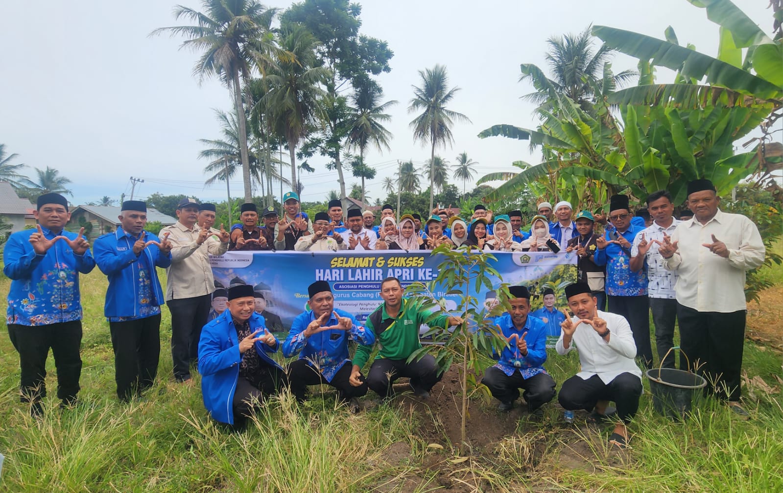 Peringati Harlah ke-7, APRI Bireuen Tanam Pohon di Tanah Wakaf dan Santuni Anak Yatim
