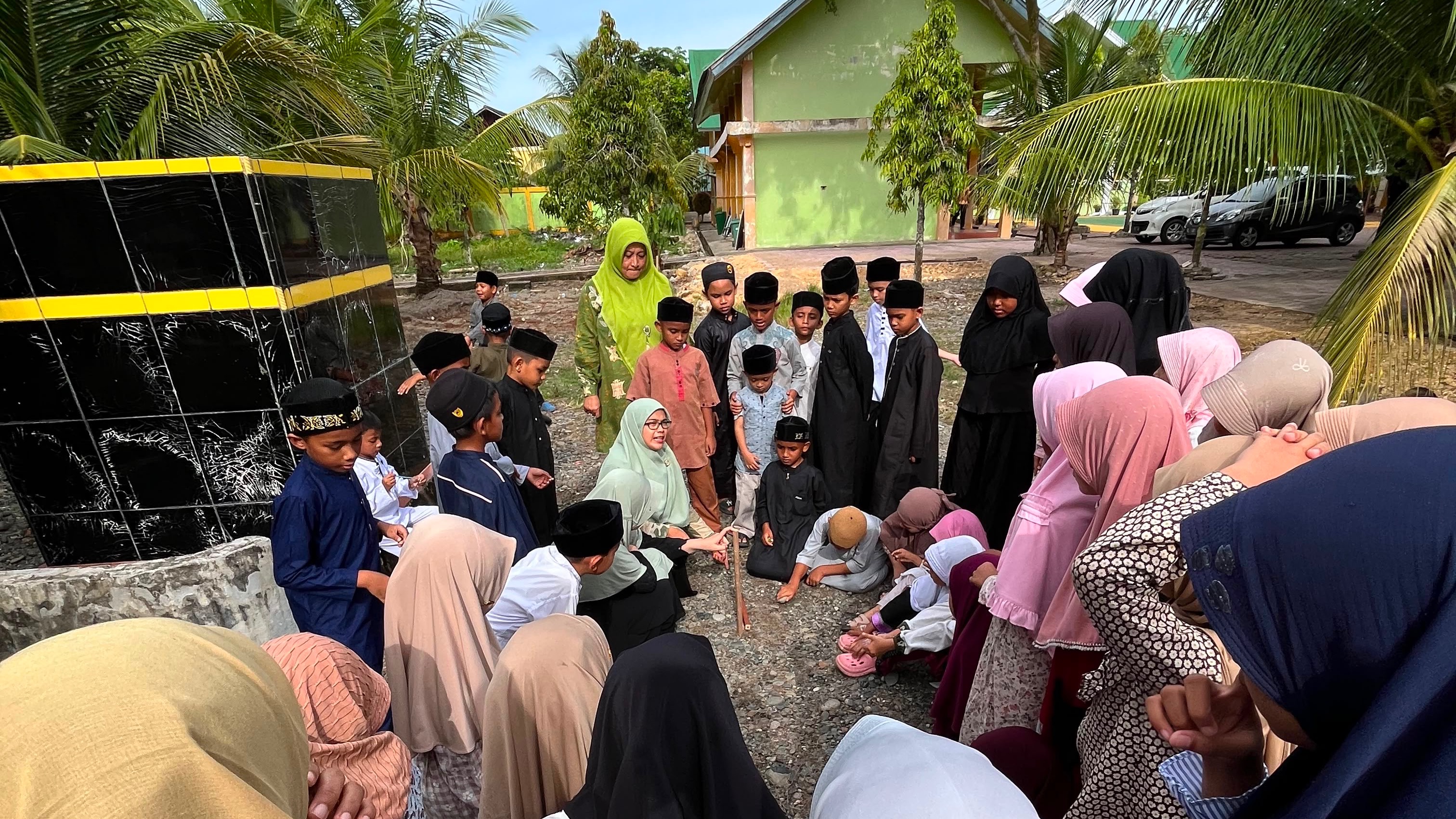 Santri Madin Al-Aziziyah Ikut Verifikasi Arah Kiblat pada Gerakan Nasional Indonesia Berkiblat