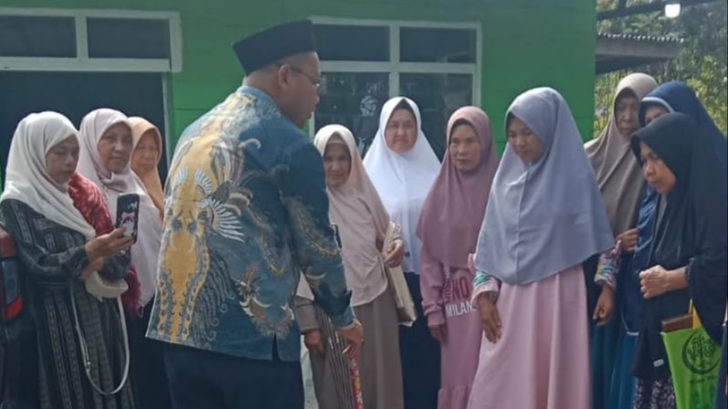 Penyuluh Agama Islam KUA Timang Gajah Ukur Arah Kiblat pada Momen Rashdul Kiblat