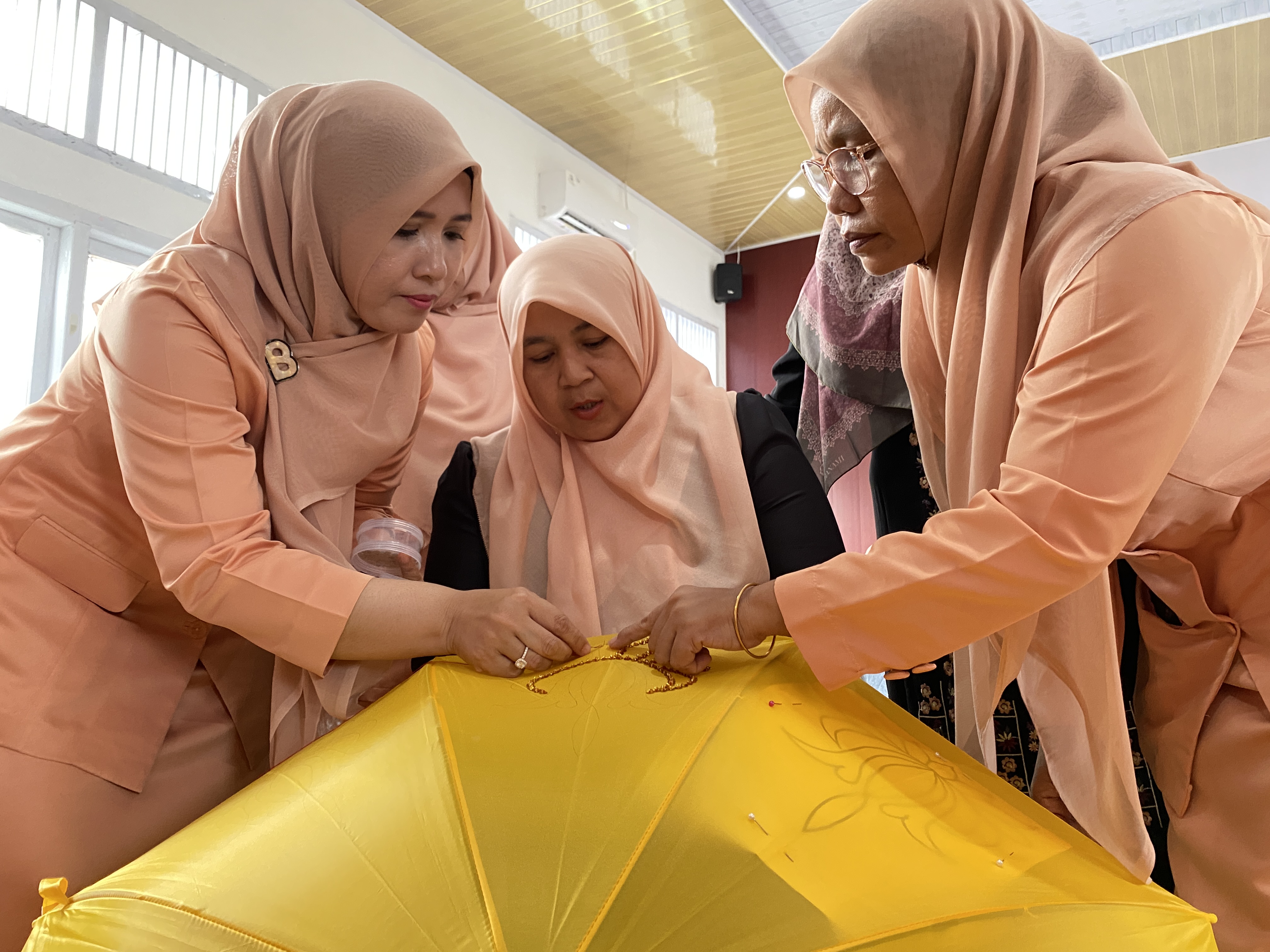 Merangkai Payung Kasab, Merajut Semangat Berkarya Bersama Ketua DWP Kanwil Kemenag Aceh
