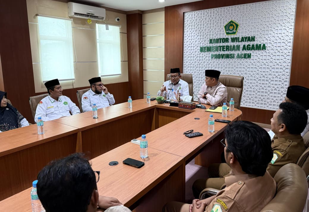 Kakanwil Kemenag Aceh Serahkan Zakat Penghasilan Pegawai pada Baitul Mal
