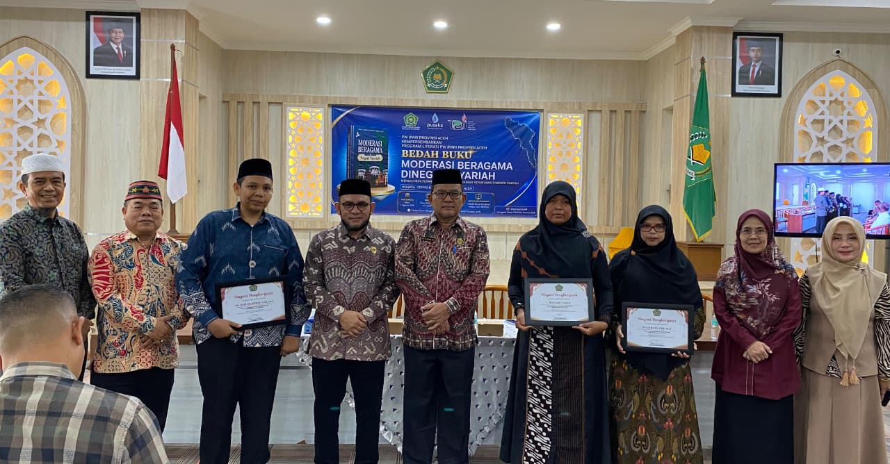 Kakanwil Kemenag Aceh Serahkan Penghargaan Penyuluh Agama Inovatif, Inspiratif, dan Dedikatif