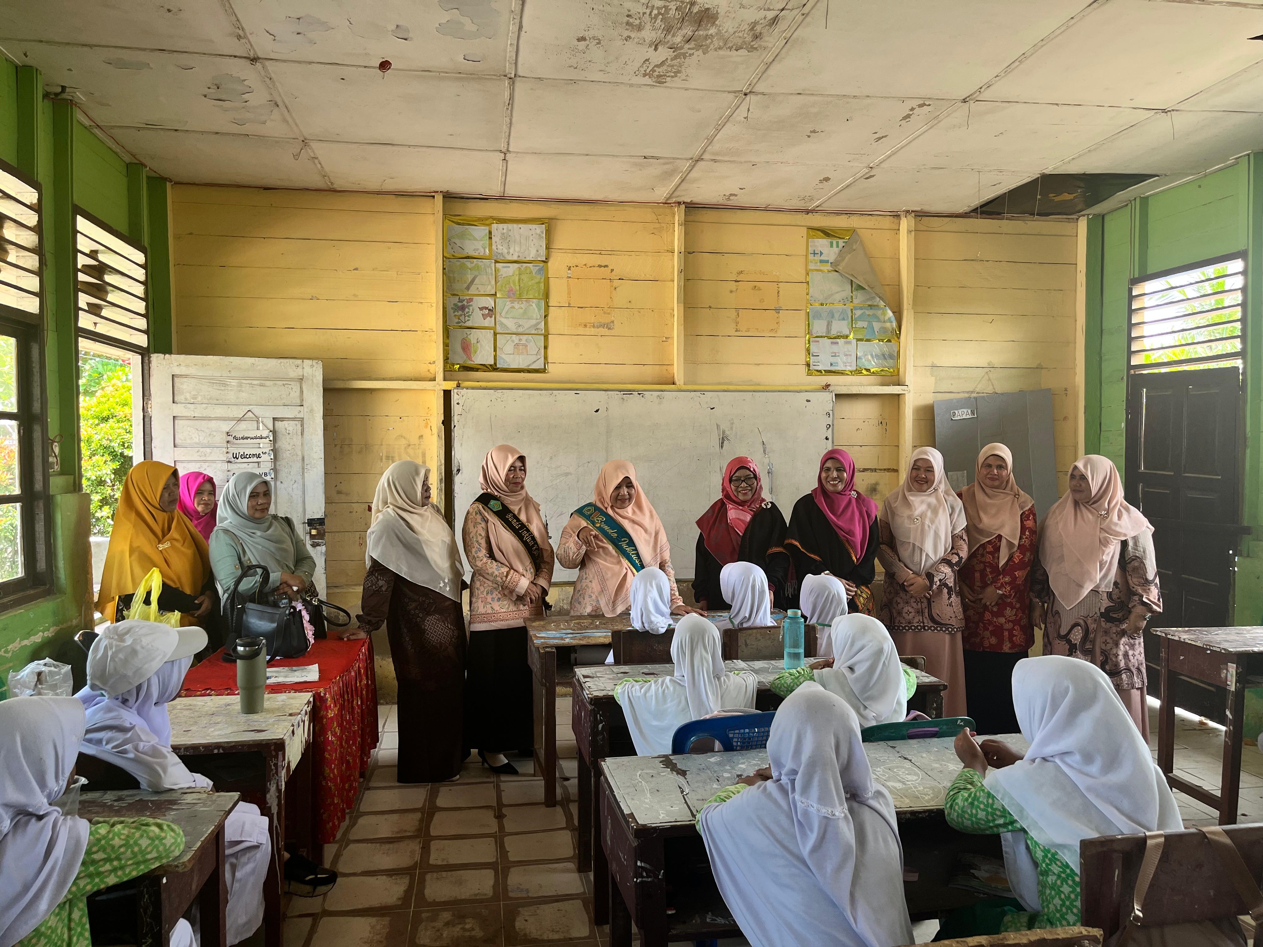 DWP Mengajar di MIN 13 Aceh Timur, Ny. Nurlaili Azhari Ajak Siswa Tumbuhkan Semangat Anti-Bullying