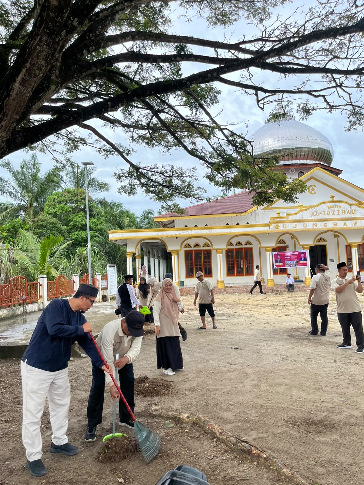 Gotong Royong Bersihkan Masjid Al-Ijtihad ASN Kemenag Aceh Singkil Laksanakan GEBER MAS