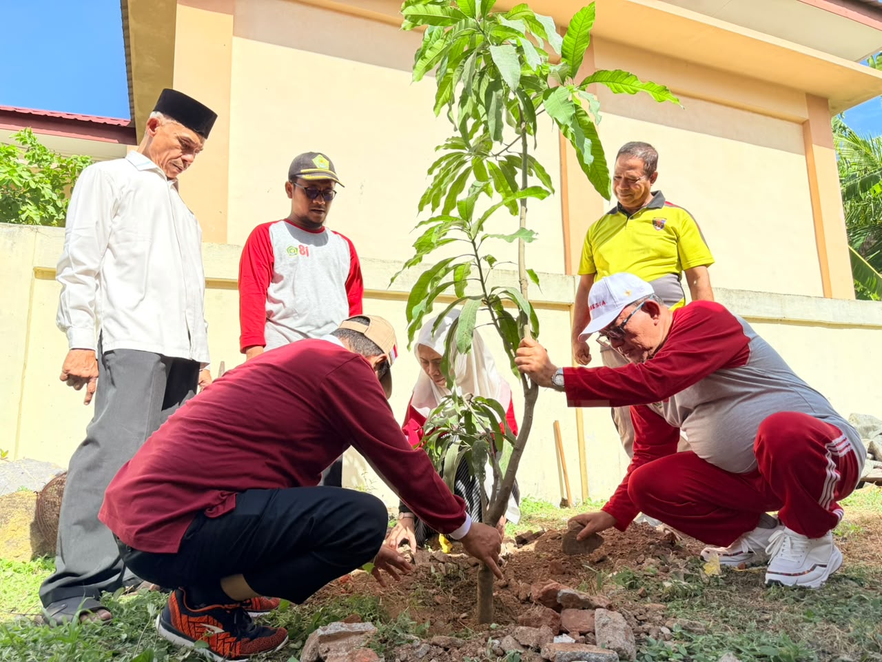 630 Masjid di Aceh Ikuti Geber Mas, ASN Kanwil Bersihkan Masjid Jami’ Lueng Bata