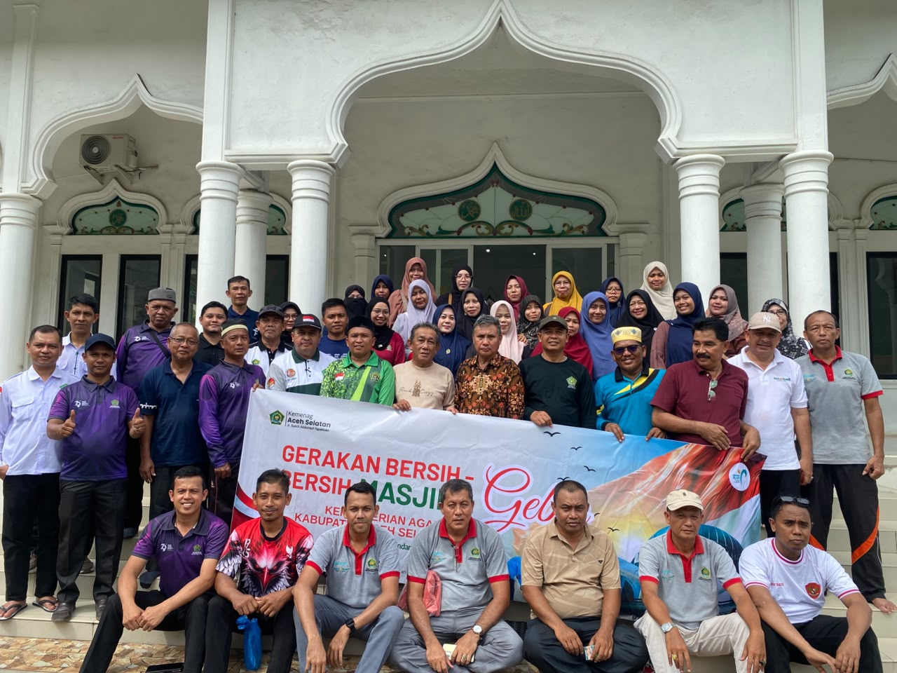 Kemenag Aceh Selatan Semarakkan Gerbermas, Bersih-Bersih 81 Masjid dalam Kabupaten Aceh Selatan