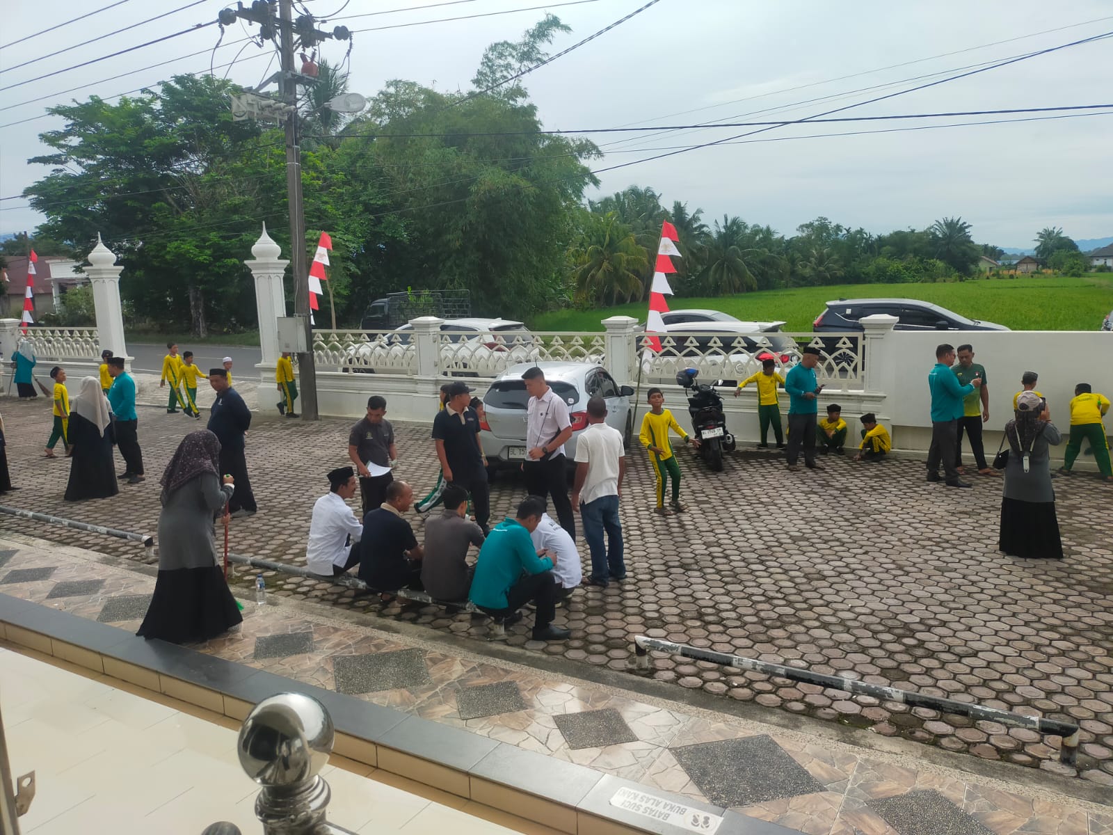 Semarak HUT ke-81 RI, Kemenag Nagan Raya Laksanakan Gerakan Bersih-Bersih Masjid