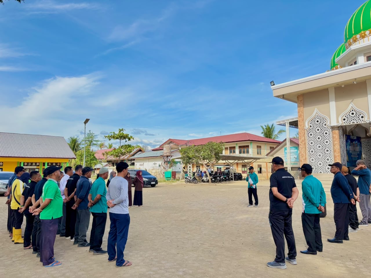 Sukseskan GEBER MAS, ASN Kemenag Pidie Jaya Gotong Royong di Masjid Tgk. Chik Di Pante Geulima