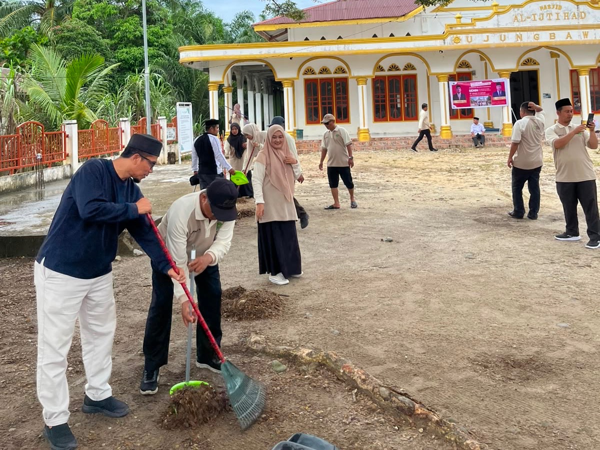 Bersihkan Masjid Al-Ijtihad, ASN Kemenag Aceh Singkil Laksanakan Geber Mas