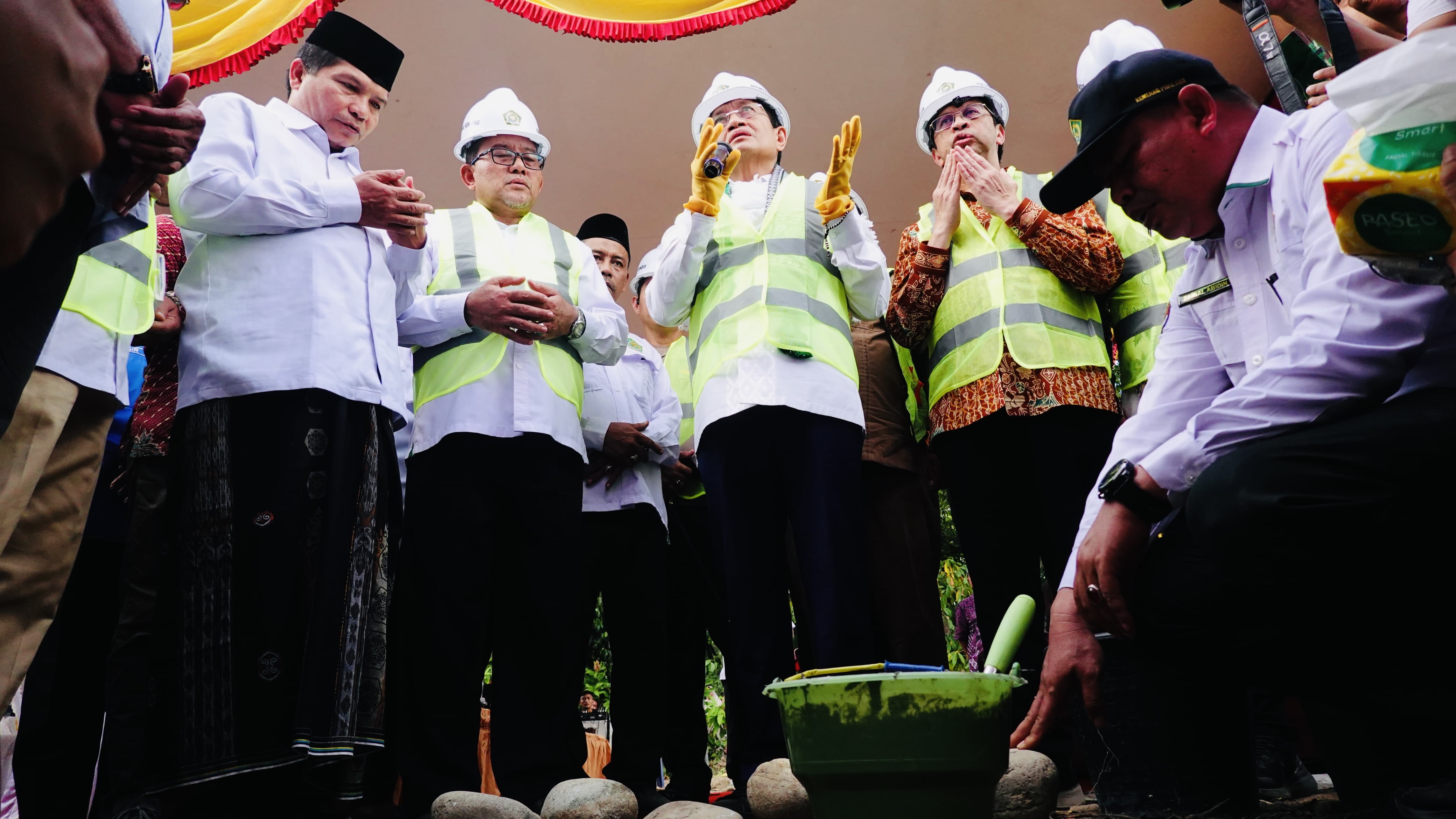Diterjang Banjir Bandang, MIN 5 Pidie Jaya Kembali Dibangun, Menag Letakkan Batu Pertama