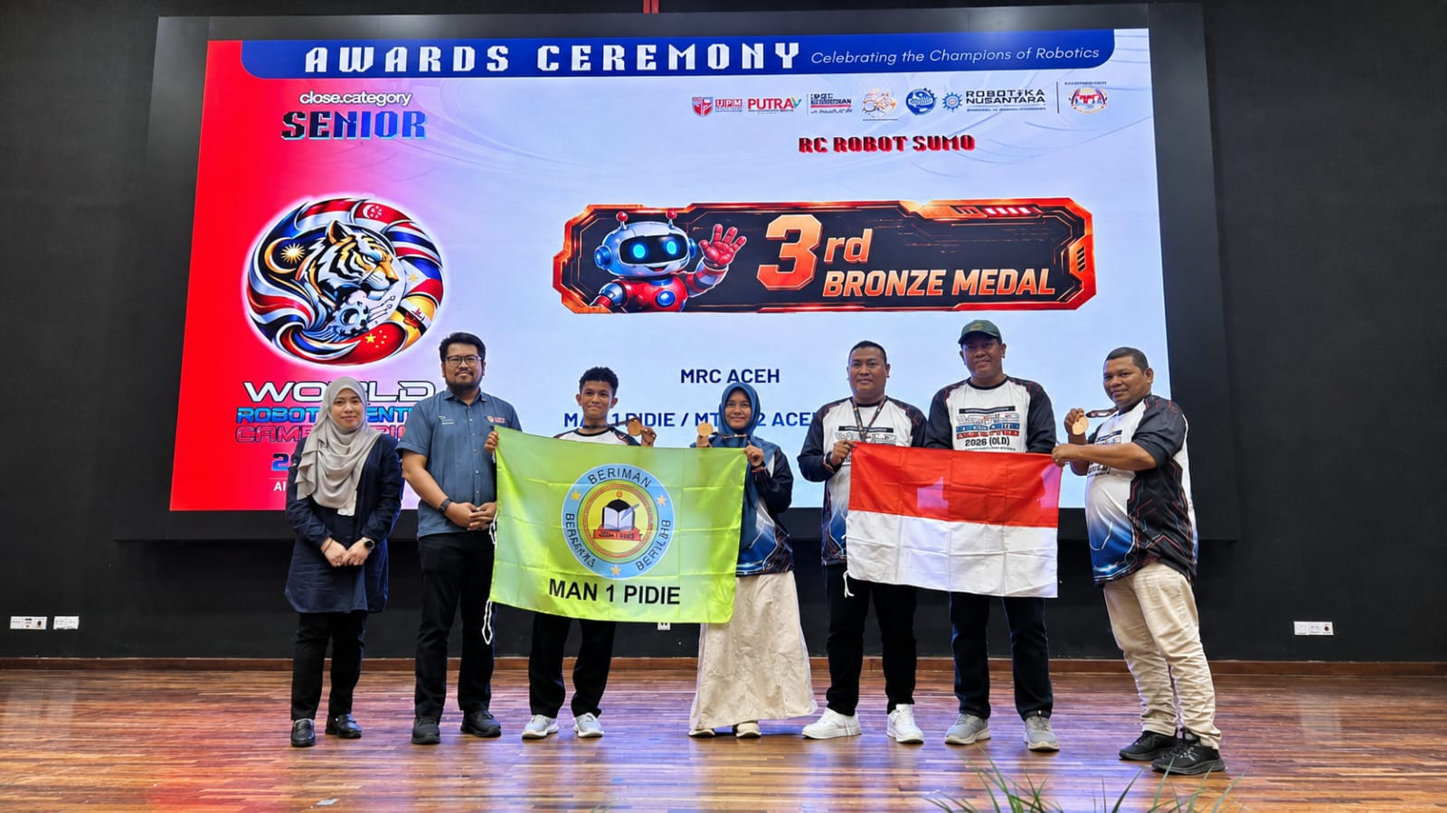 Di Malaysia, Dua Siswa MAN 1 Pidie Masuk 3 Besar Kompetisi Robotik