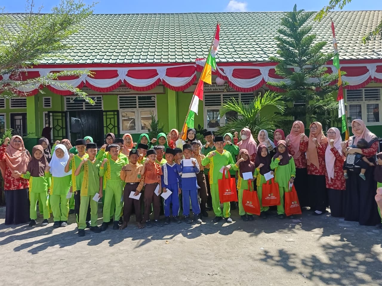 Meriahkan HUT ke-81 RI, Bunda Inklusi dan DWP Kemenag Subulussalam Santuni Ratusan Anak Yatim dan ABK di Madrasah.