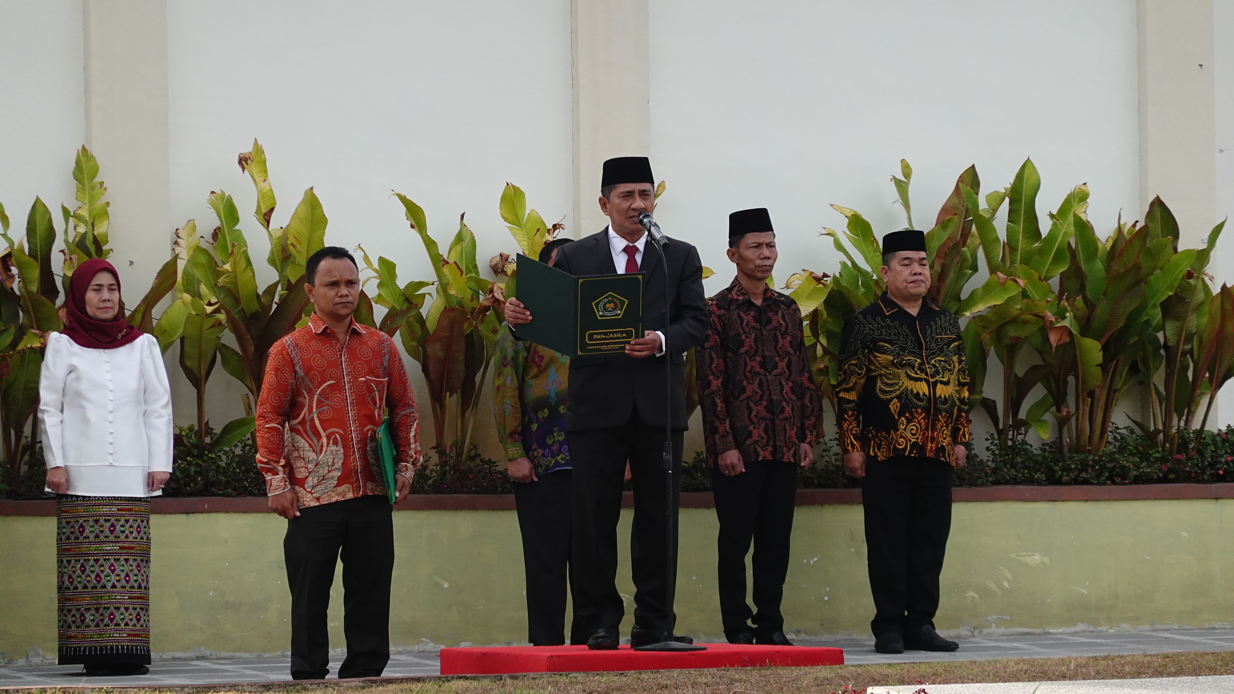 Bacakan Amanat Menag, Kabid Penmad Kanwil Kemenag Aceh Irup HUT ke-81 RI