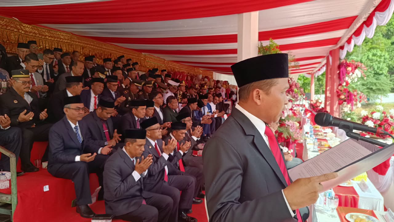 Kakankemenag Aceh Selatan Pimpin Doa HUT ke-81 RI di Lapangan Naga