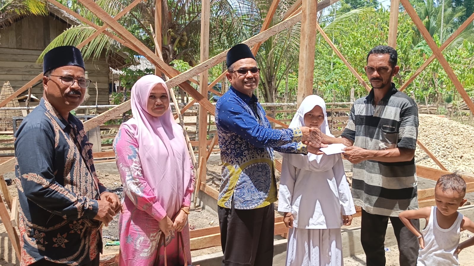 Wujud Kepedulian, Kemenag Aceh Timur Kunjungi Kediaman Dua Siswi Korban Musibah Kebakaran