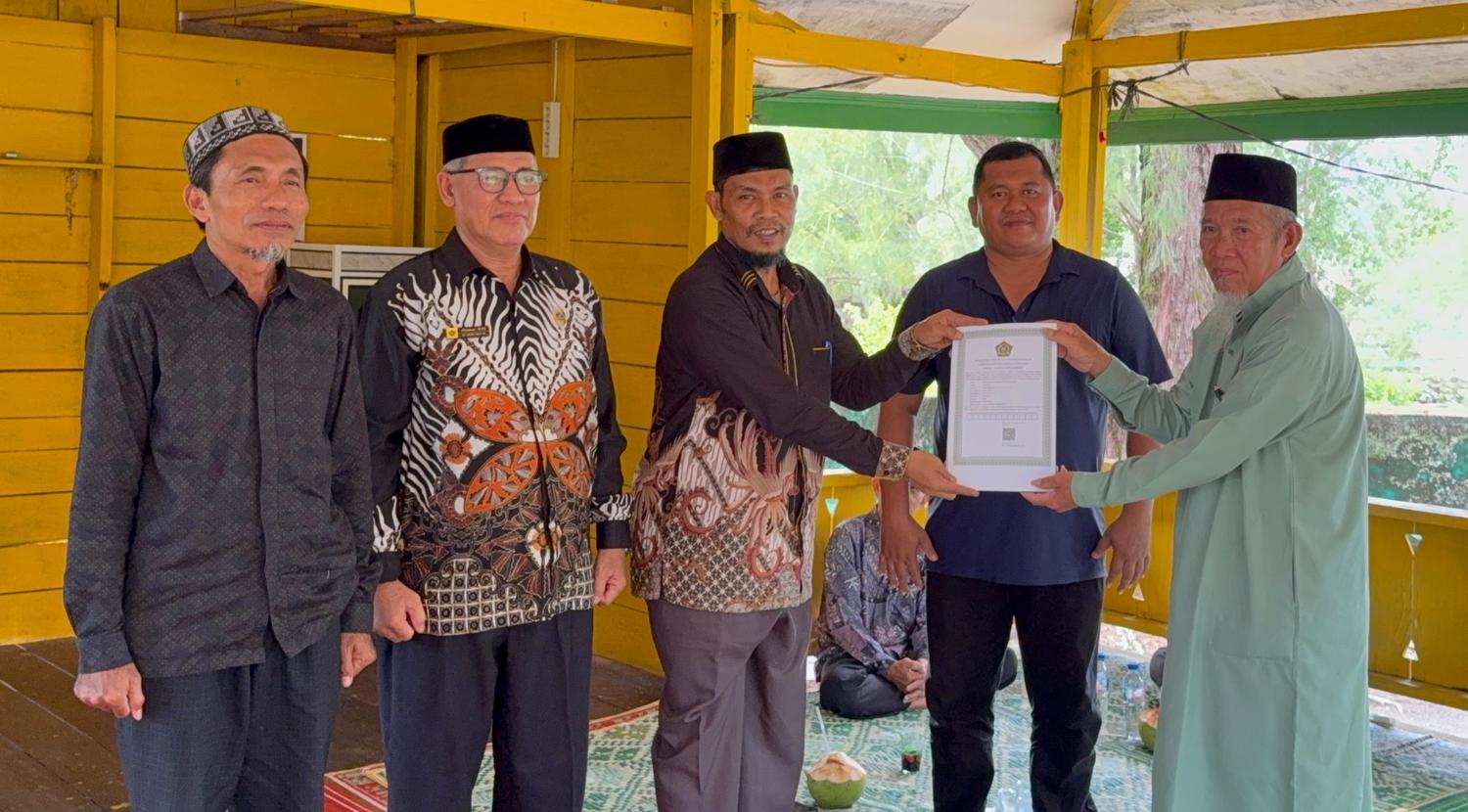 Kemenag Simeulue Resmi Serahkan Izin Operasional MDT Hamilul Qur’an Khalilullah