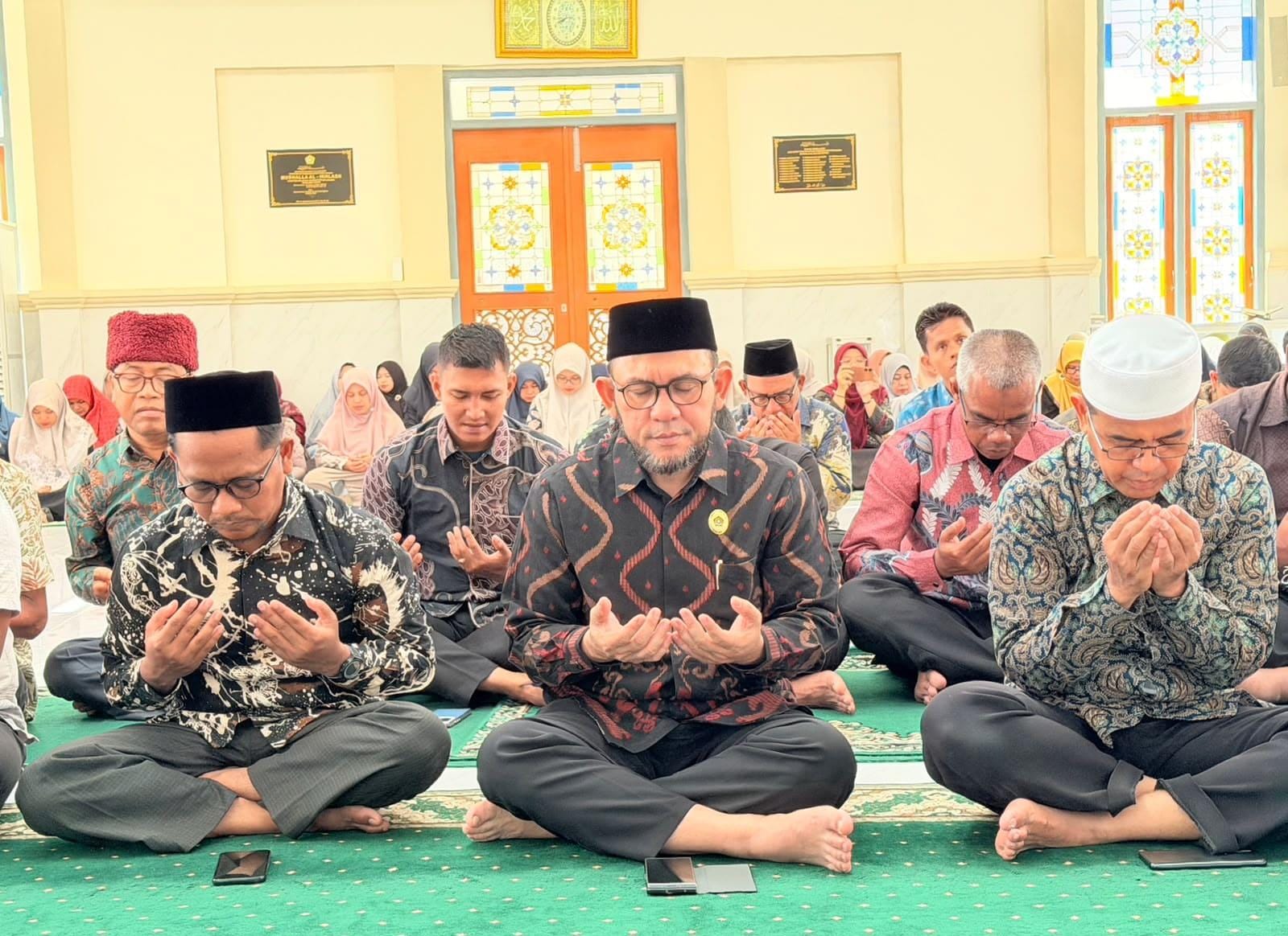 Kanwil Kemenag Aceh Khusyuk Ikuti Gema Shalawat Kebangsaan
