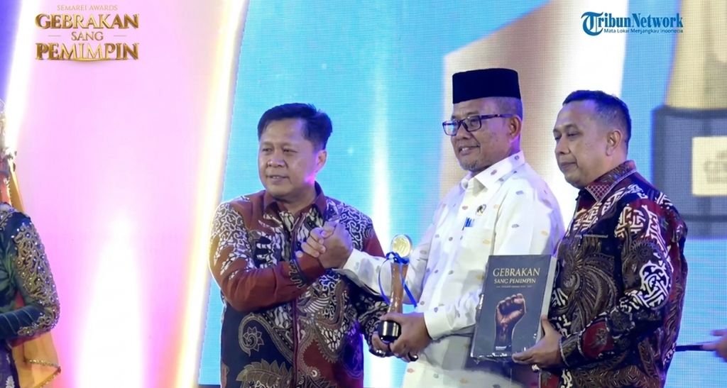 Kakanwil Kemenag Aceh Raih Serambi Award sebagai Penggerak Pemulihan Lembaga Agama Pascabencana