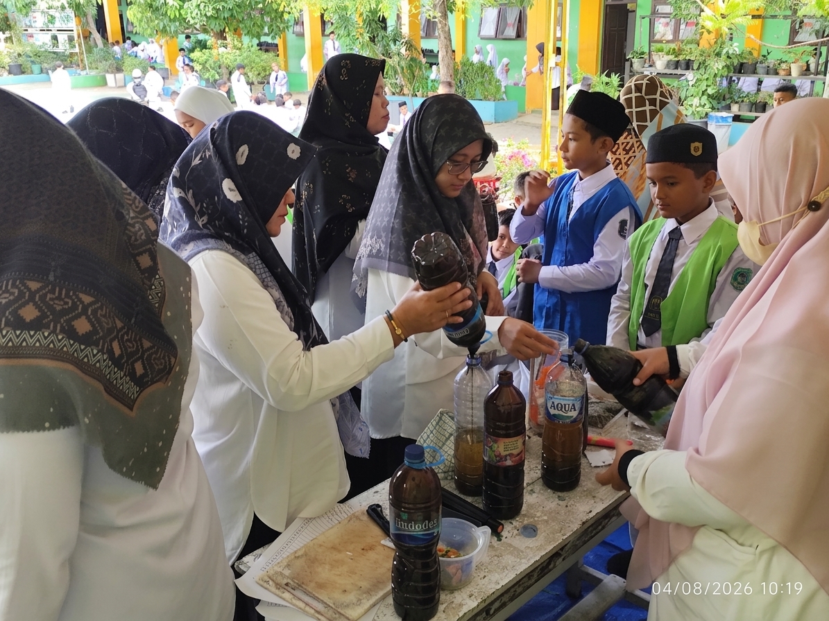 Dorong Kepedulian Lingkungan, Penyuluh Agama Islam Kota Banda Aceh Kenalkan Eco Enzyme