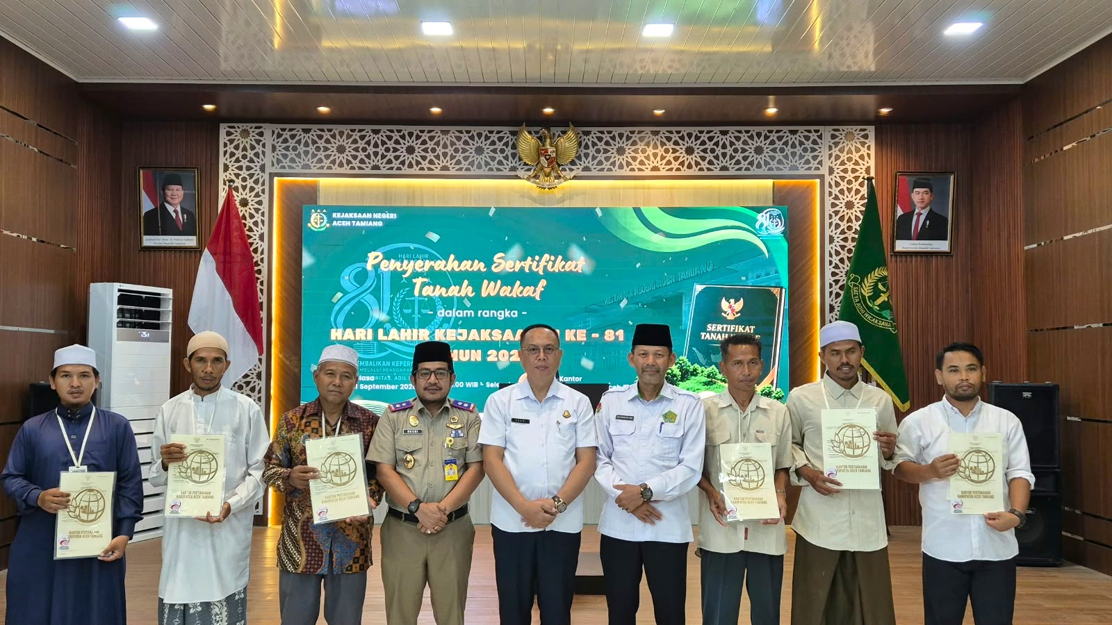 Kankemenag Aceh Tamiang Bersama Kejari dan BPN Serahkan 8 Sertifikat Tanah Wakaf