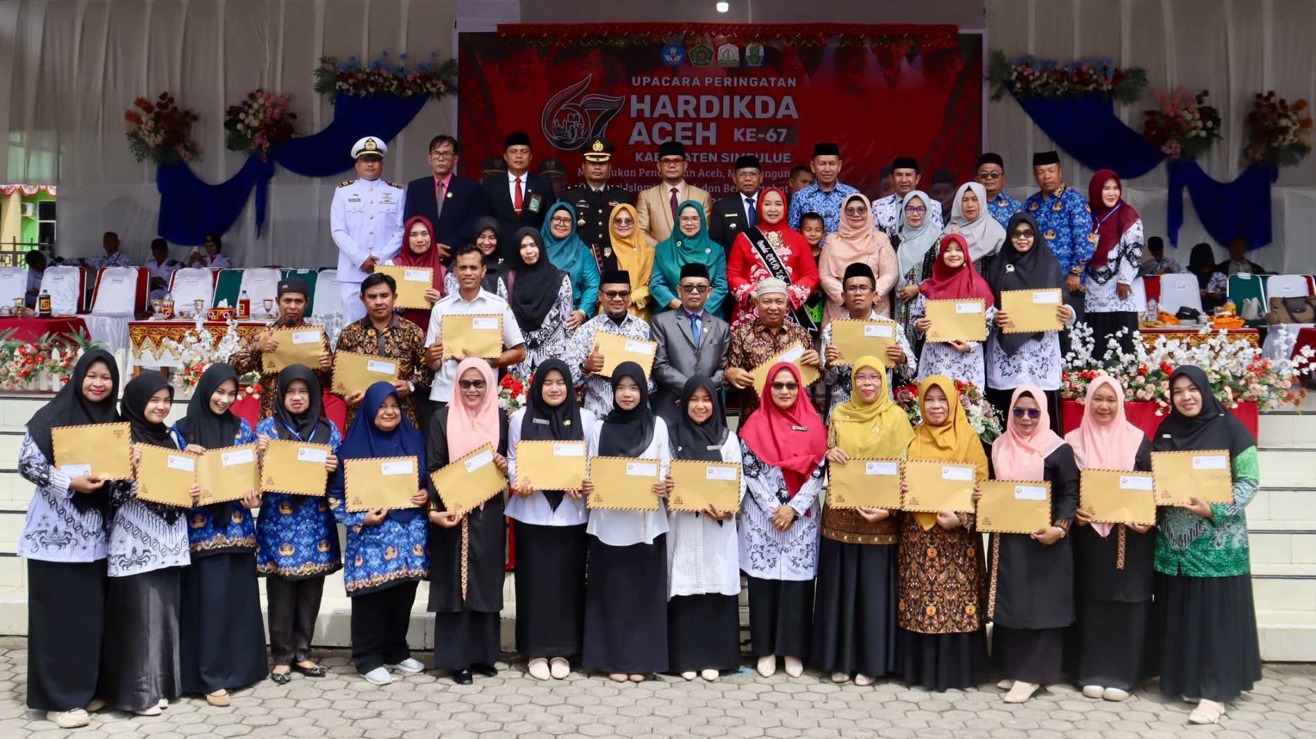 Insan Pendidikan Kemenag Simeulue Raih Enam Anugerah Hardikda Aceh ke-67