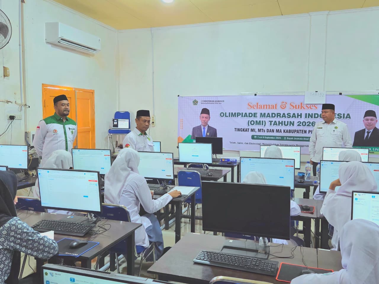 Kepala Kankemenag Pidie Jaya Mulyadi Resmi Buka Olimpiade Madrasah Indonesia 2026 di Lab MTs Jeumala Amal